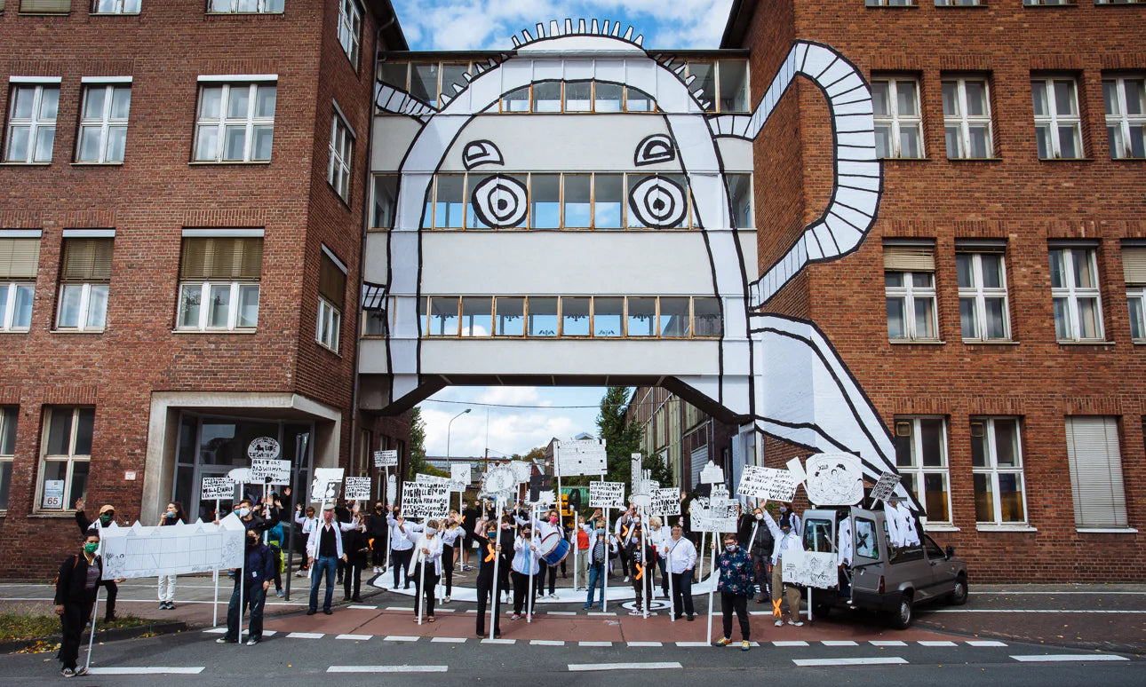 Kunstwerk Elefant zwischen zwei Häusern