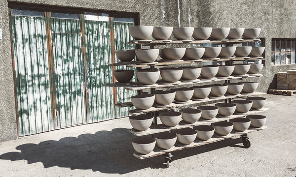 Keramikschüsseln in Reihen gestapelt