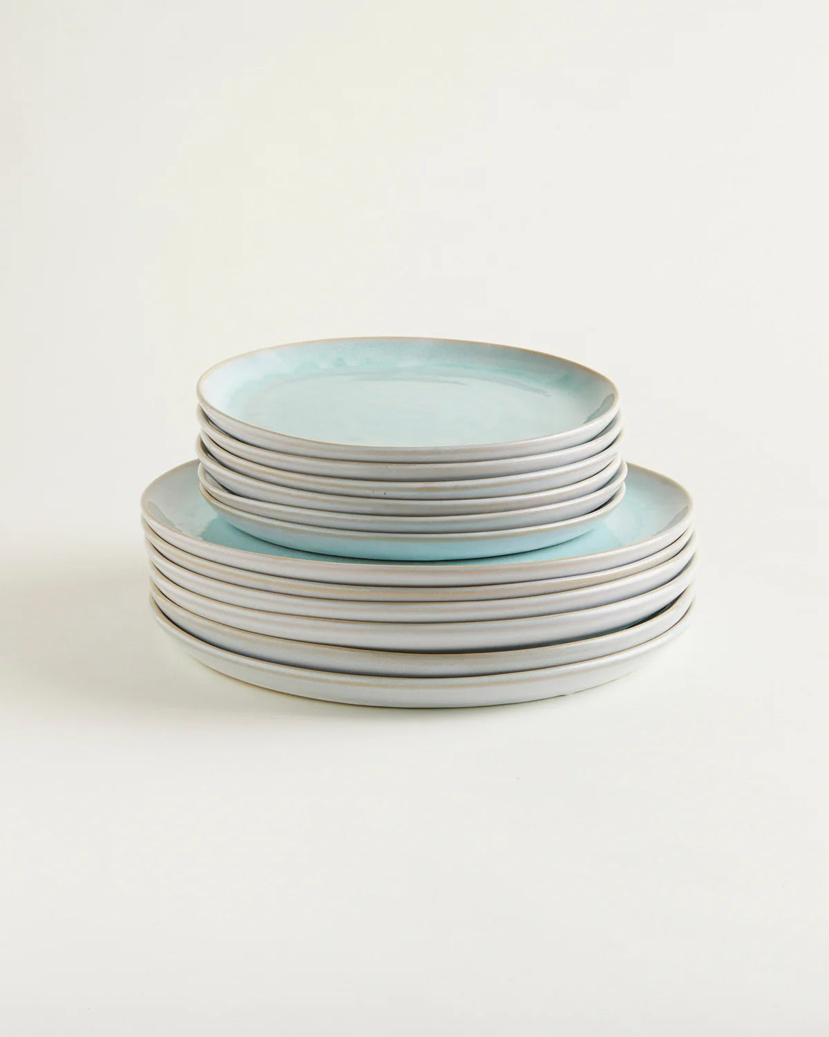 Teller-Set aus handgemachter Keramik