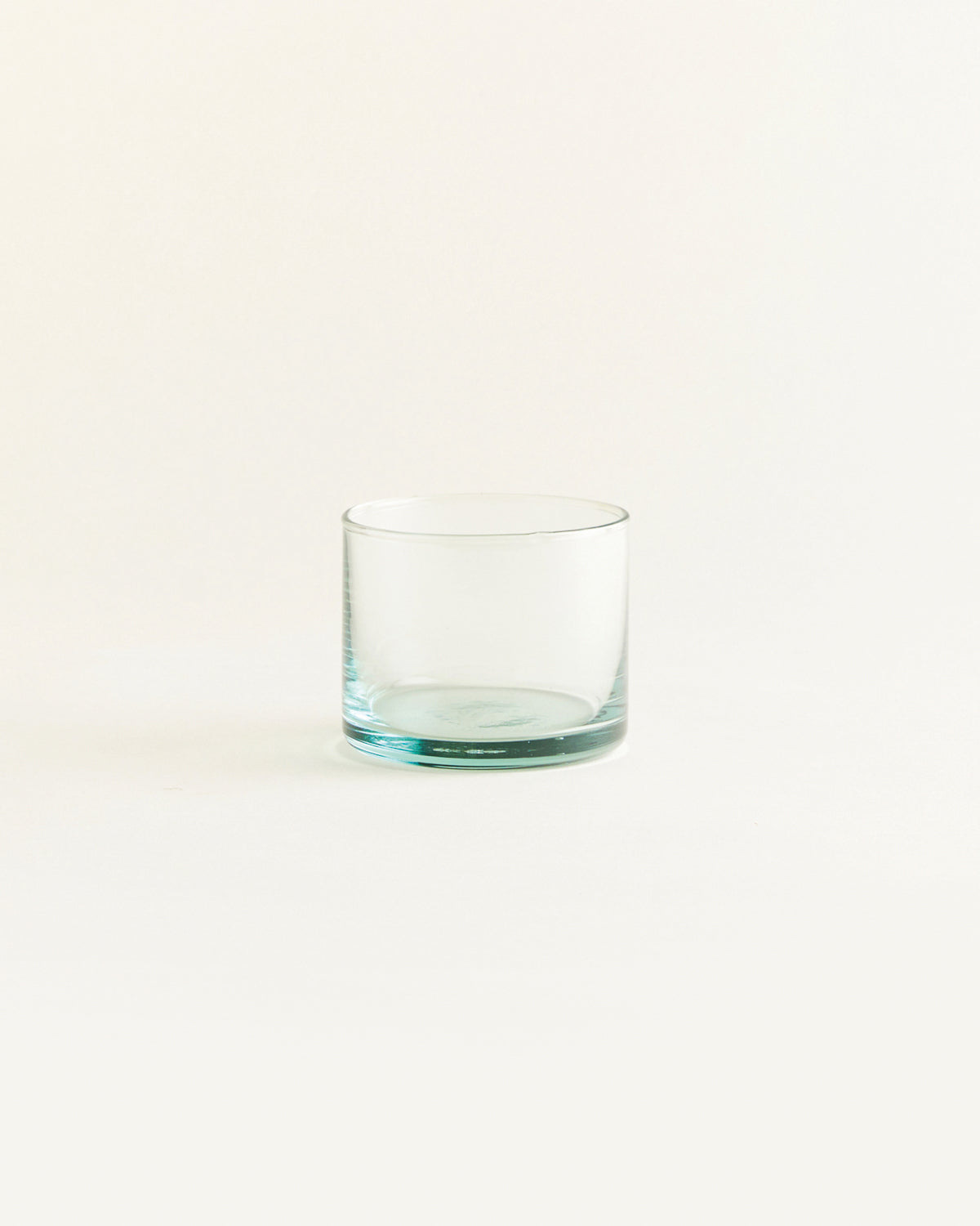 Ein kleines Glas wird gezeigt
